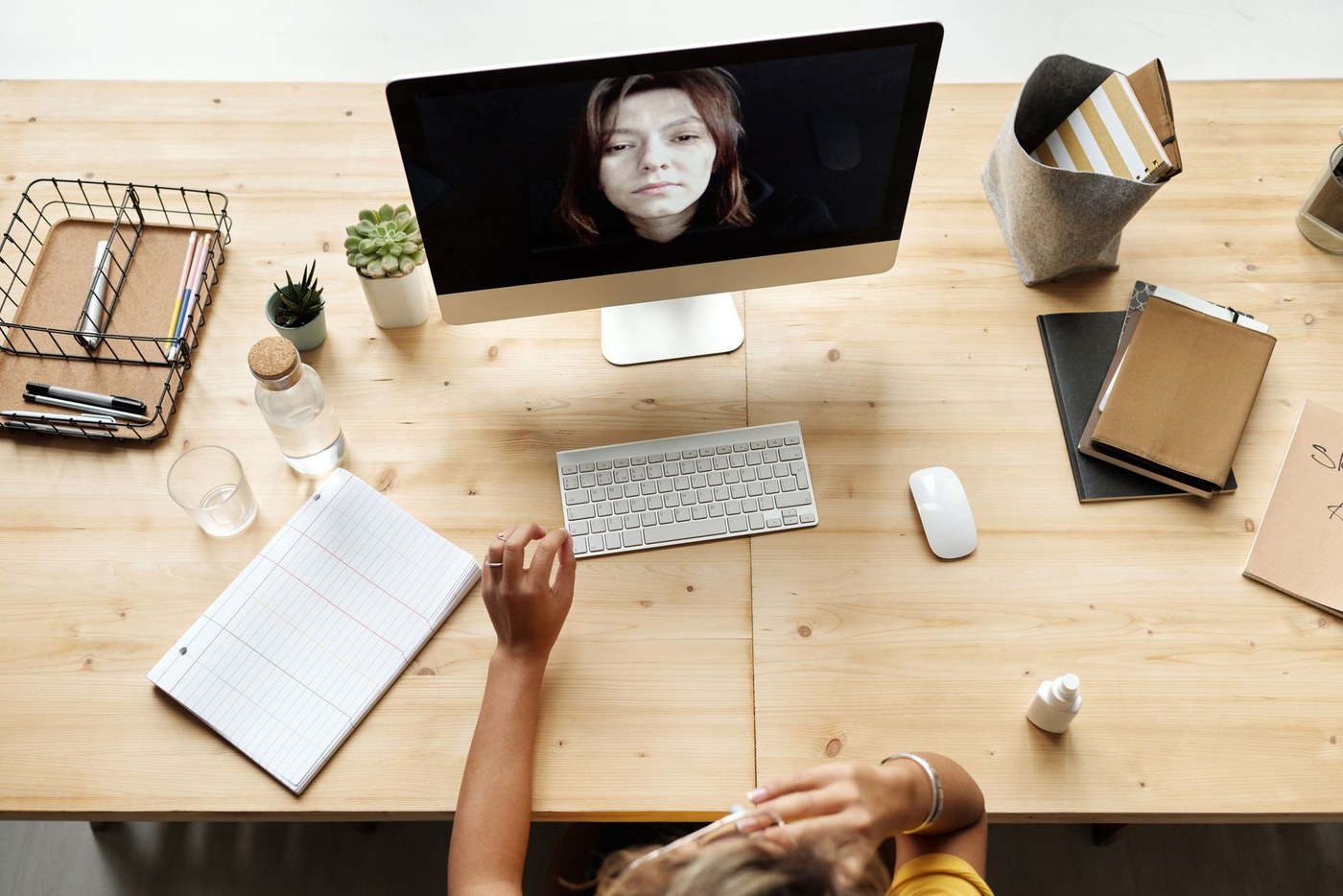 PC 화면에 엑셀·엑세스 실기 문제를 보여주는 CBT 프로그램과 한쪽에 인강 강의 화면이 동시에 열려 있는 모습