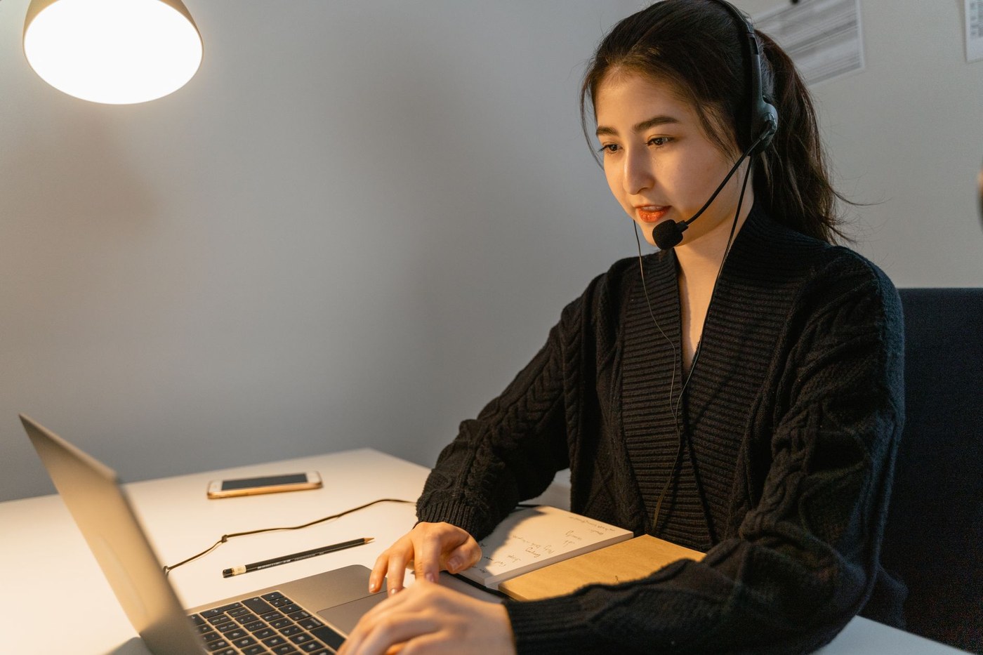 원격 근무 중인 직원이 노트북으로 회사 내부 시스템에 안전하게 접속하는 장면, 사무실과 재택 환경이 함께 보이는 구도